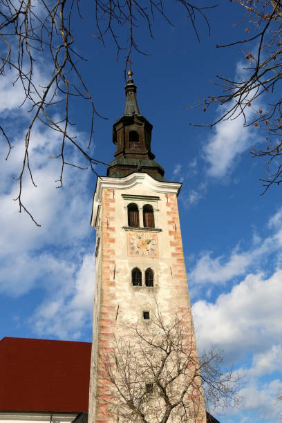 lake bled, slowenien - autumn clock roof colors stock-fotos und bilder