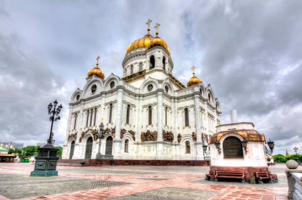 kathedrale von christus dem erlöser (khram roman spasitelya), moskau, russland - cathedral russian orthodox clear sky tourism stock-fotos und bilder