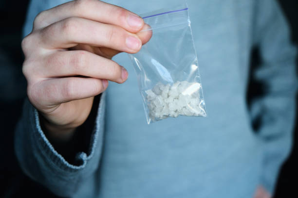 main tient le paquet avec blanc stupéfiants - cocaïne, méthamphétamine ou une autre drogue - drug dealer photos photos et images de collection