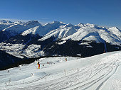 winterurlaub-zwischen-schneebedeckten-be