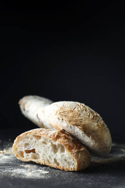 домашний хлебный батон на деревенском темном фоне - brown bread bread home interior food стоковые фото и изображения