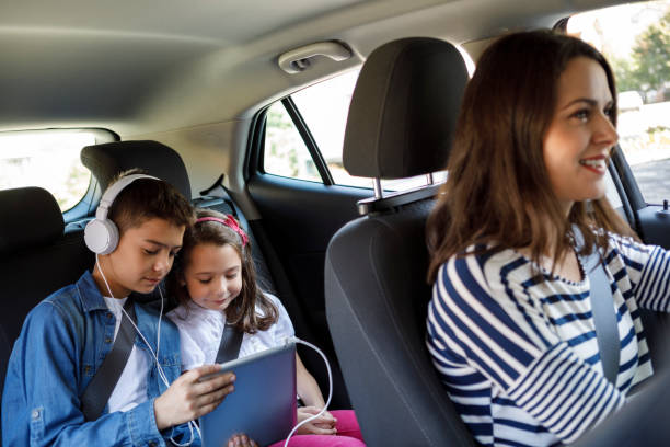 mère et ses enfants au volant de la voiture ensemble - seat belt audio photos et images de collection