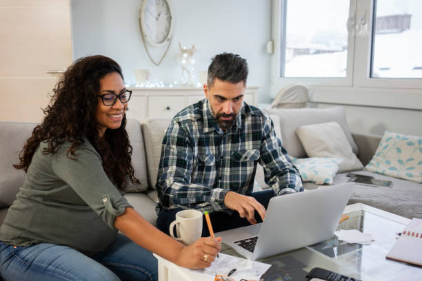 istock Managing pregnancy and their monthly bills 1095586084