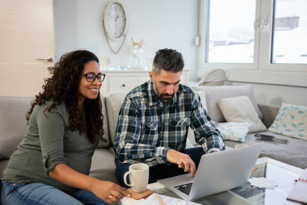 istock Managing pregnancy and their monthly bills 1095586250