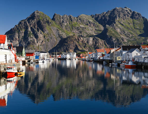 henningsvær, malerischen norwegischen fischerdorf in lofoten-inseln - austvagoy stock-fotos und bilder