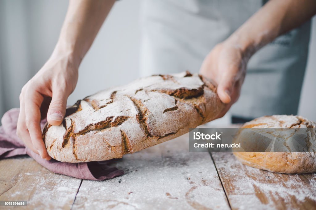 パンやシェフの作ったパンを保持 - パン職人のロイヤリティフリースト��ックフォト