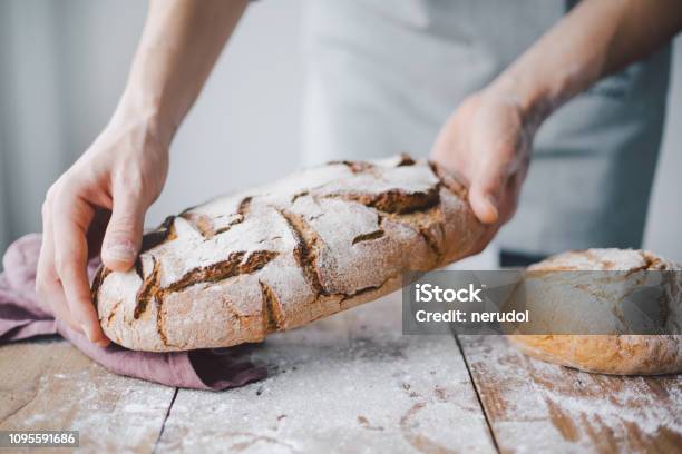パンやシェフの作ったパンを保持 - パン職人のストックフォトや画像を多数ご用意 - パン職人, アイデア, オーガニック