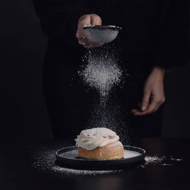 schwedische semla typische weizen brötchen mit creme - shrove tuesday stock-fotos und bilder