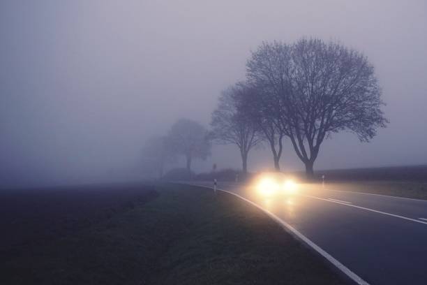 霧の道路上の車 - fog road autumn highway ストックフォトと画像