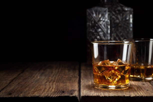 dois copo de whisky com gelo - decanter - fotografias e filmes do acervo