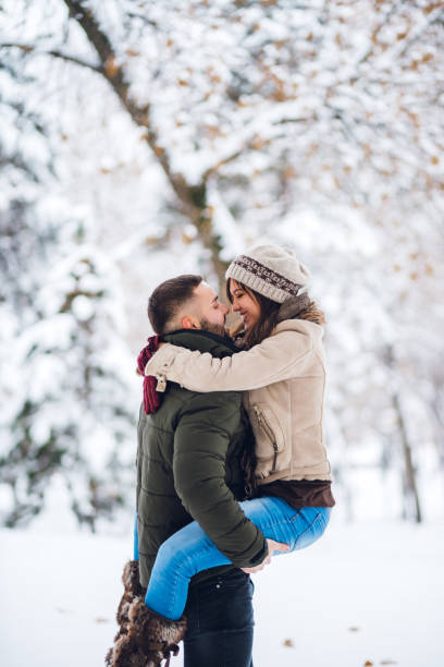 giovane coppia nella neve - fun knit hat adult dating foto e immagini stock
