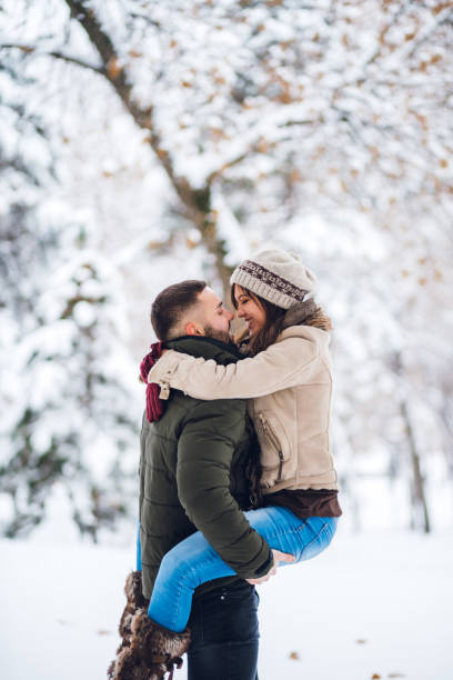 jovem casal na neve - fun knit hat adult dating - fotografias e filmes do acervo