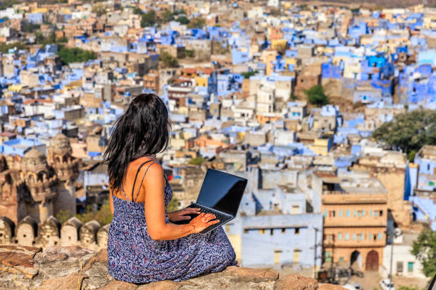 młoda kobieta za pomocą laptopa, jodhpur, indie - mehrangarh zdjęcia i obrazy z banku zdjęć