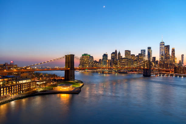 widok z lotu ptaka na most brookliński i panoramę manhattanu - new york city brooklyn bridge night zdjęcia i obrazy z banku zdjęć