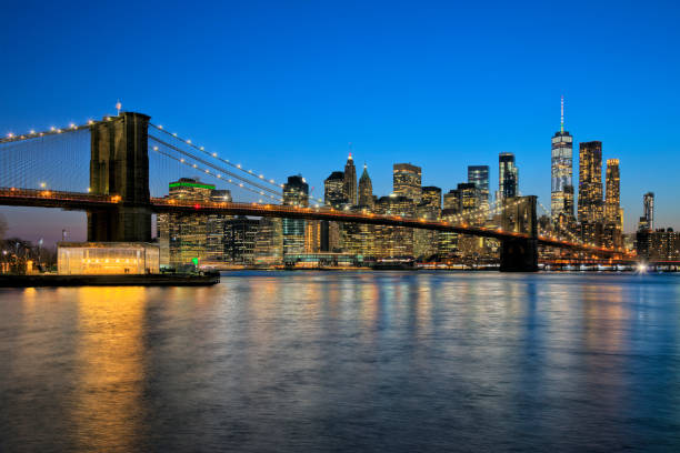 brooklyn bridge and new york skyline at twilight - connection usa brooklyn bridge business imagens e fotografias de stock