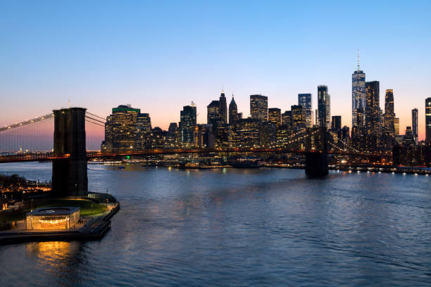 brooklyn bridge and manhattan, new york, skyline at twilight - connection usa brooklyn bridge business imagens e fotografias de stock