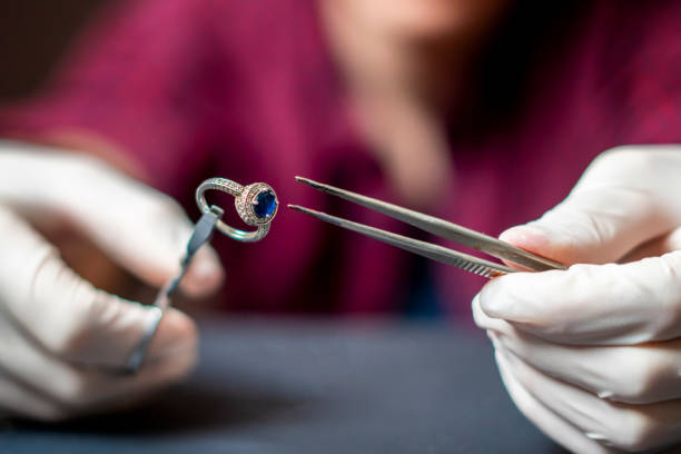 orfèvre travaillant en atelier et réparer le v accessoires bijoux - diamond jeweller jewelry examining photos et images de collection