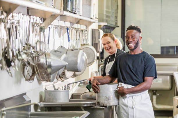 trabajadores y multiétnicos en cocinas - food service occupation fotografías e imágenes de stock