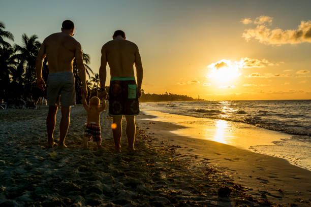 padrini omosessuali e loro giovane nipote - varadero beach foto e immagini stock