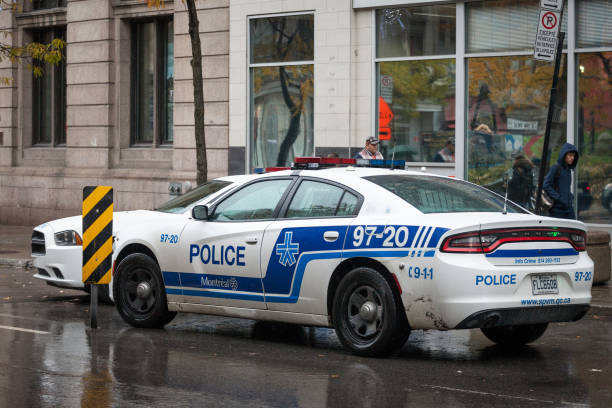 dwa montrealskiej policji (spvm) samochody stojące przed lokalnym posterunkiem policji. spvm jest gminą montreal, quebec, departament policji - police quebec traffic montreal zdjęcia i obrazy z banku zdjęć