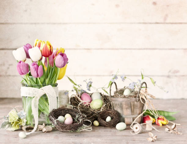 pasen-lente tulpen en paaseieren op een oude wit hout achtergrond - vase texture stockfoto's en -beelden