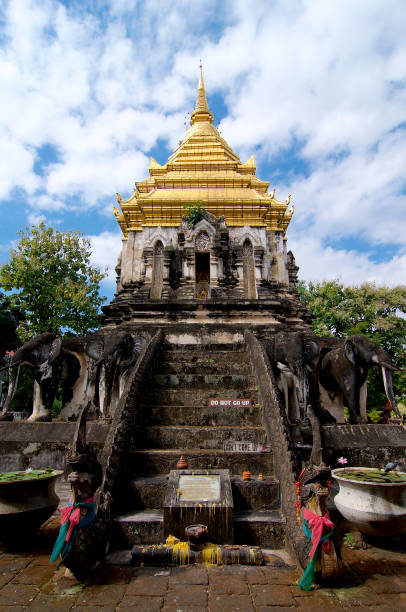 vista frontale della pagoda di wat chiang mai - wat chiang man foto e immagini stock