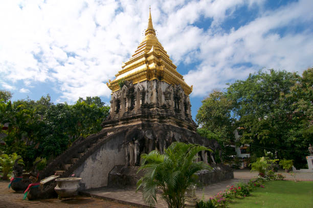 vista laterale della pagoda dorata di wat chiang mai - wat chiang man foto e immagini stock