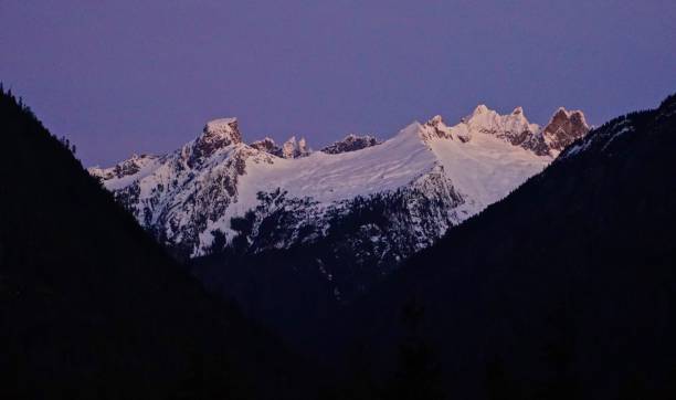 alba estrema a cascata settentrionale - cascade range mountain alpenglow winter foto e immagini stock