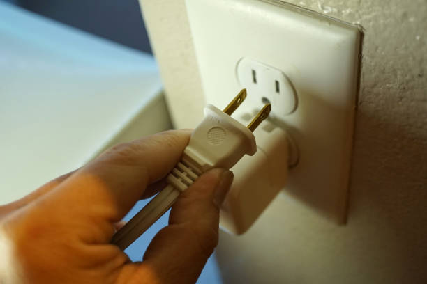 電気プラグ - electric plug outlet human hand electricity ストックフォトと画像