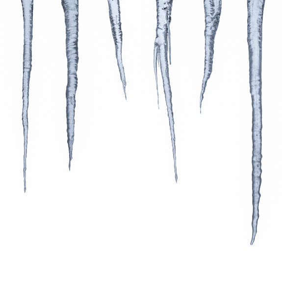 строка сосульки, изолированный лед - stalactite стоковые фото и изображения