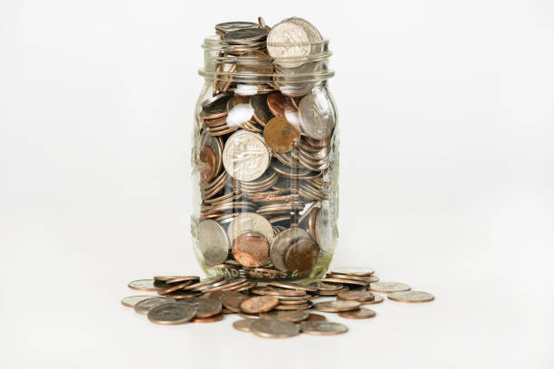 dinero en un tarro de cristal - jar coin currency glass fotografías e imágenes de stock