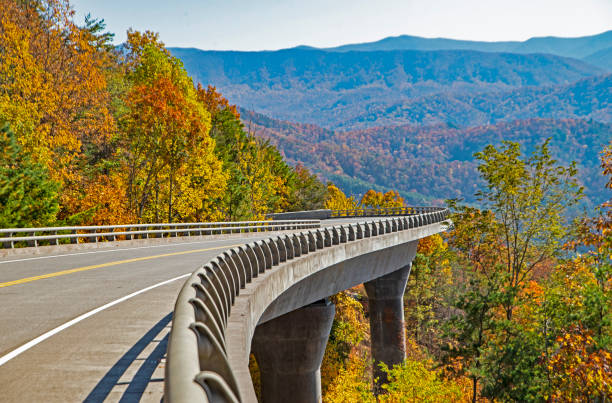 新しい橋のふもとの小丘のパークウェイ、行方不明のリンクのセクション。 - foothills parkway ストックフォトと画像