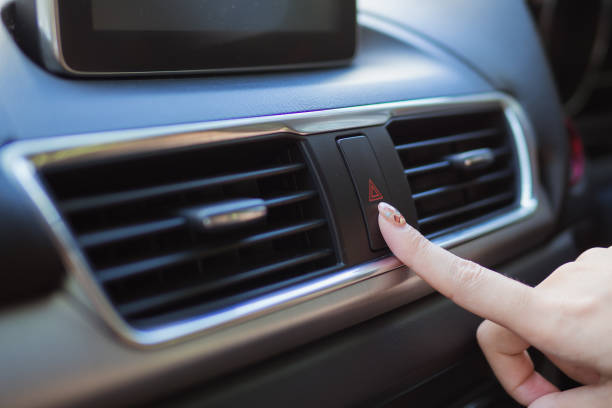車で車緊急ラ��イト ボタンを押す指を閉じる - fog light switch ストックフォトと画像