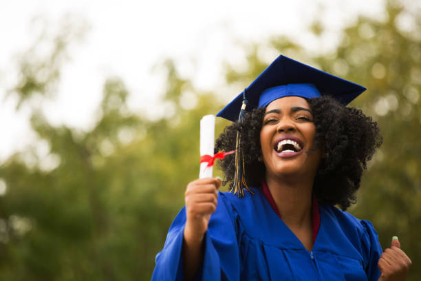 portriat młodej afroamerykanki na ukończeniu studiów. - graduate student zdjęcia i obrazy z banku zdjęć