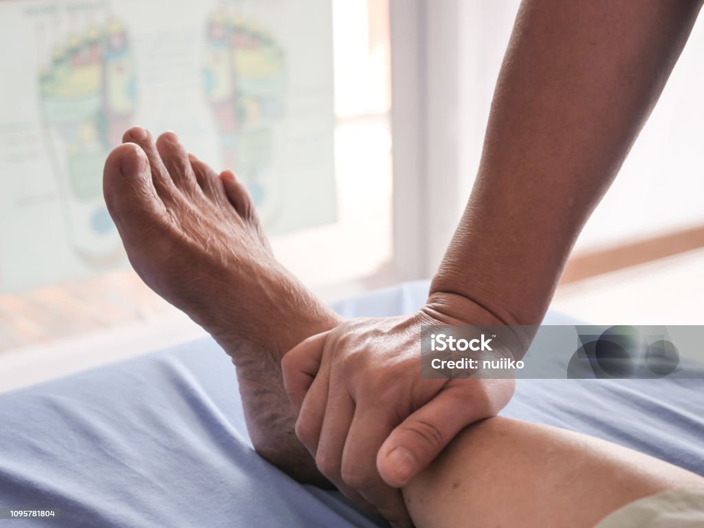 Pernas e sênior senhora tendo corpo massagem do terapeuta. - Foto de stock de Adulto royalty-free