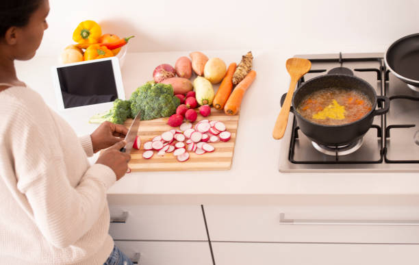 istock Cooking online flowing recipe. 1095798520