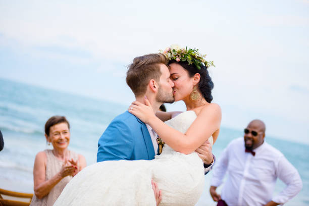 ビーチ結婚式 ceremnoy で陽気な新婚夫婦 - wedding beach groom bride ストックフォトと画像