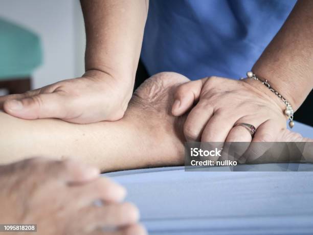 Foto de Pernas E Sênior Senhora Tendo Corpo Massagem Do Terapeuta e mais fotos de stock de Adulto