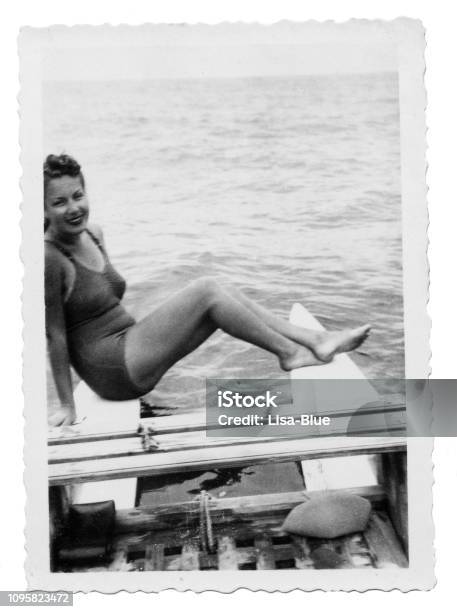 Giovane Donna In Costume Da Bagno Su Una Piccola Barca Nel 1939 - Fotografie stock e altre immagini di Donne