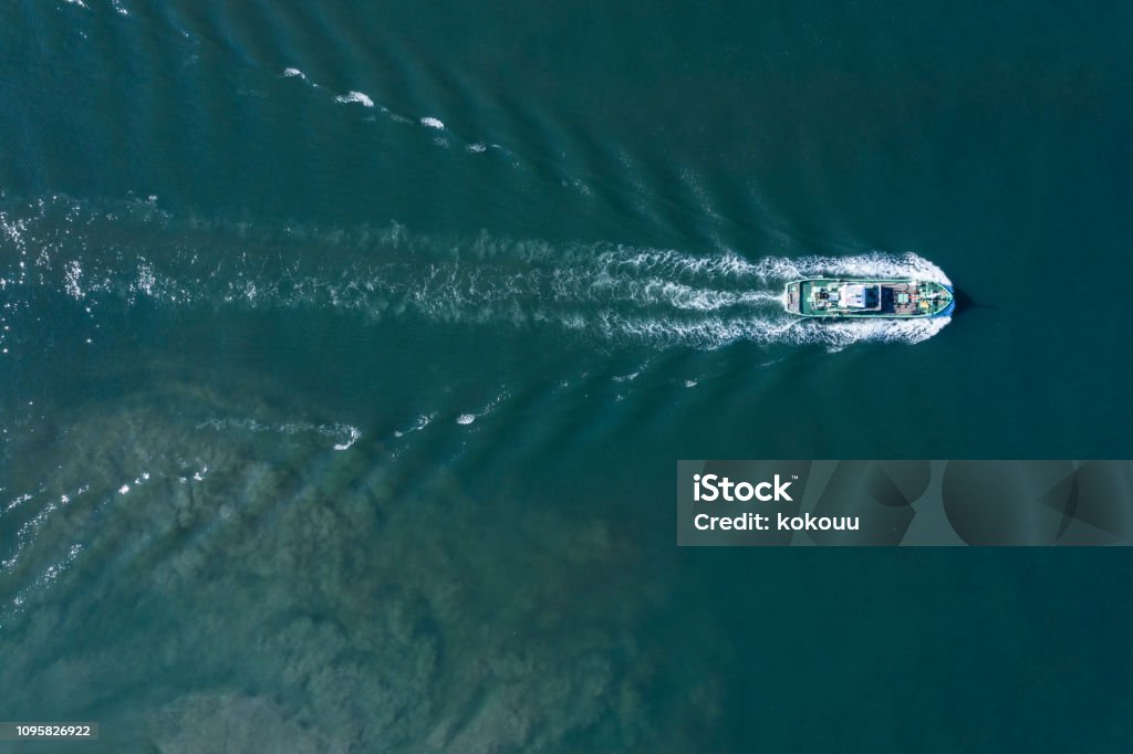 Ein Schiff kreuzt Wasser - Lizenzfrei Fischerboot Stock-Foto