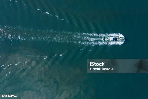 Ein Schiff Kreuzt Wasser Stockfoto und mehr Bilder von Fischerboot - Fischerboot, Ansicht aus erhöhter Perspektive, Luftaufnahme