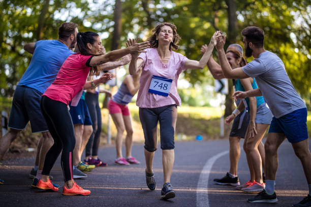 고위 여자 마라톤 레이스 후 후원자의 그룹 인사 소진. - marathon jogging success the end 뉴스 사진 이미지