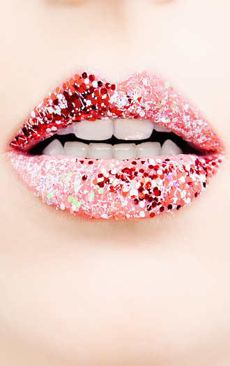 Labios Mujer Brillantes Lujoso Con El Maquillaje De Labios Rojo Brillo Foto de stock y más banco de imágenes de Adulto - iStock Labios Mujer Brillantes Lujoso Con El Maquillaje De Labios Rojo Brillo Foto de stock y más banco de imágenes de Adulto - iStock