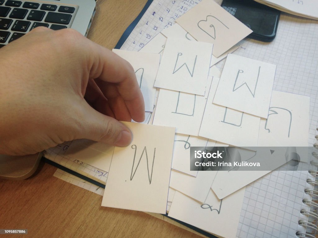 Konzept der thailändischen Sprache und das Alphabet zu lernen. Männliche Hand, die Karte mit dem Buchstaben. - Lizenzfrei Bildung Stock-Foto