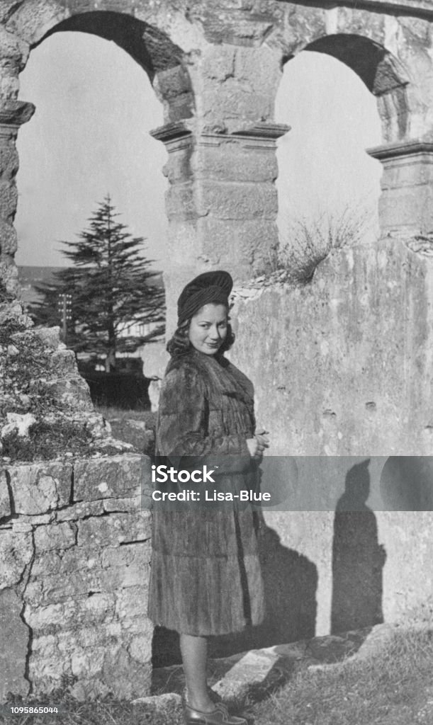 Giovane donna in visita al Colosseo a Roma nel 1939 - Foto stock royalty-free di Fotografia - Immagine