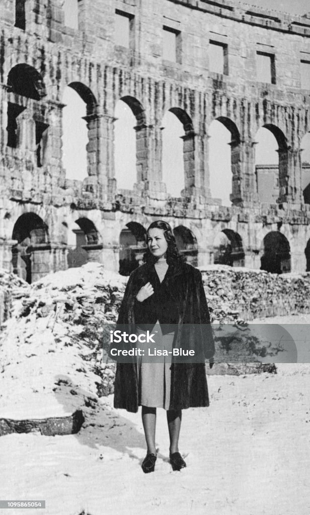 Jeune femme visitant le Colisée à Rome en 1939 - Photo de 1930-1939 libre de droits