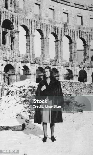 Photo libre de droit de Jeune Femme Visitant Le Colisée À Rome En 1939 banque d'images et plus d'images libres de droit de 1930-1939 - 1930-1939, 1939, Adulte