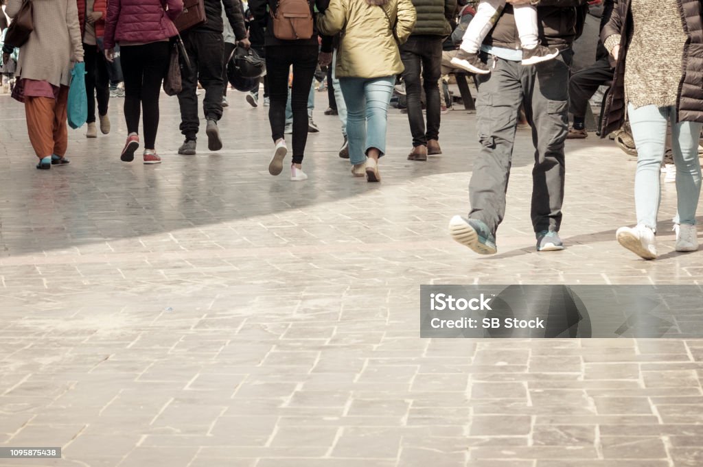 Ein Spaziergang durch die Straße Menge. Eine Menge von Fußgängern, die Straße in der Stadt, Passanten auf der Straße zu überqueren. Großstadtleben. Drängen, walking - Gruppe von Menschen zusammen spazieren (Motion Blur) - Lizenzfrei Bevölkerungsexplosion Stock-Foto