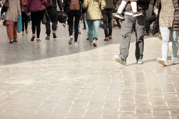 ein spaziergang durch die straße menge. eine menge von fußgängern, die straße in der stadt, passanten auf der straße zu überqueren. großstadtleben. drängen, walking - gruppe von menschen zusammen spazieren (motion blur) - london england on the move commuter rush hour stock-fotos und bilder