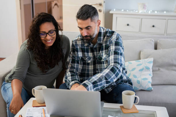 istock Managing pregnancy and their monthly bills 1095897710